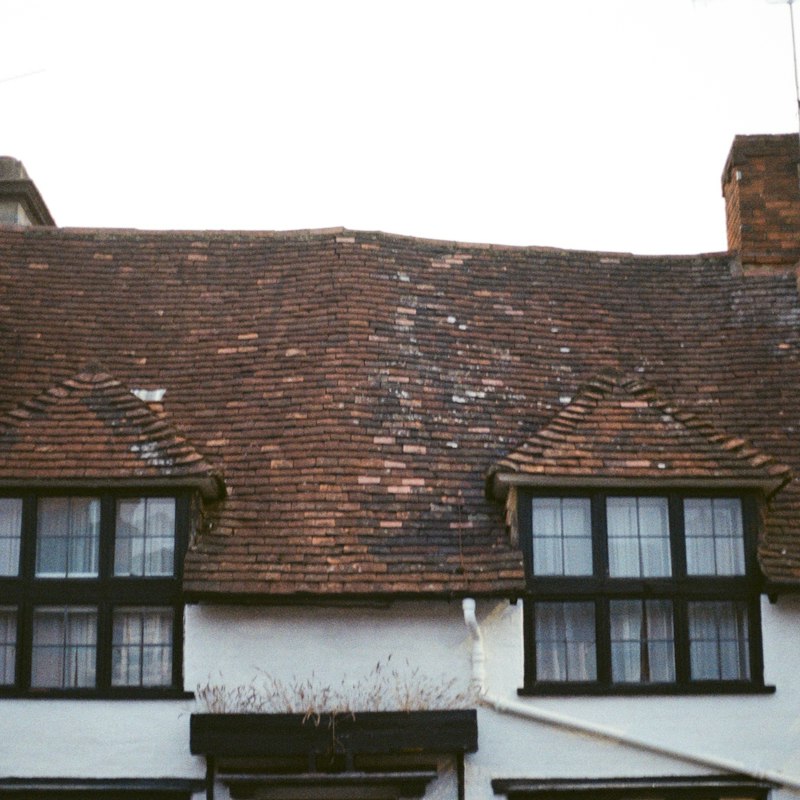 Ancienne maison blanche à toit de tuiles et deux lucarnes