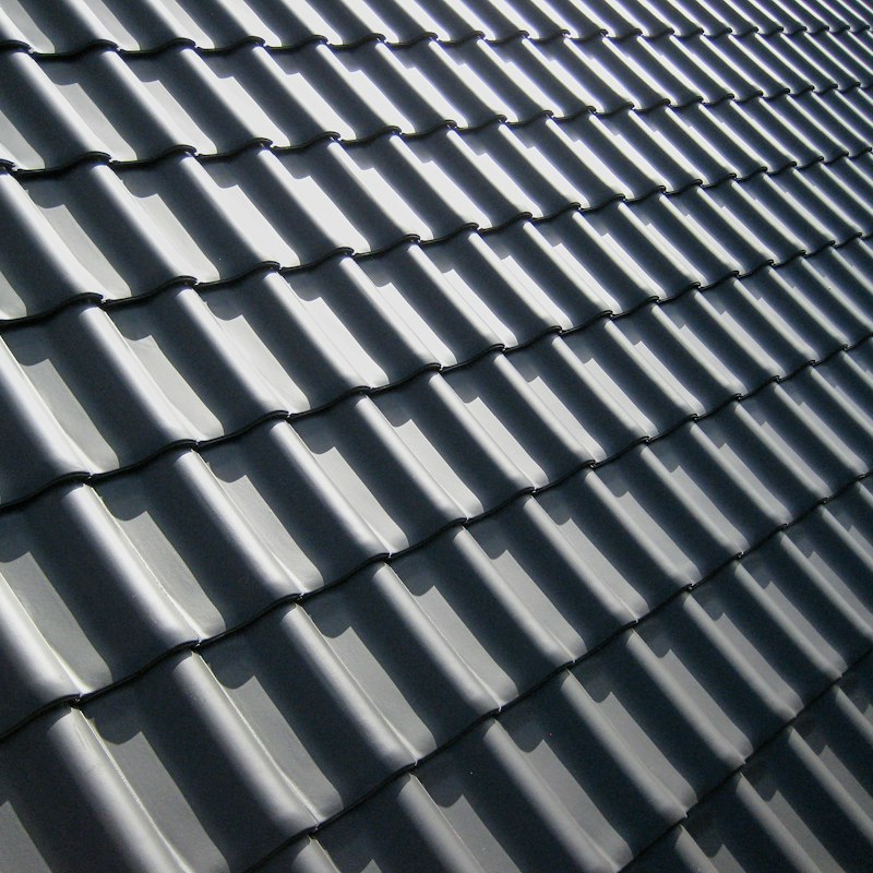 Tuiles gris foncé propres, alignées régulièrement, aux ombres nettes